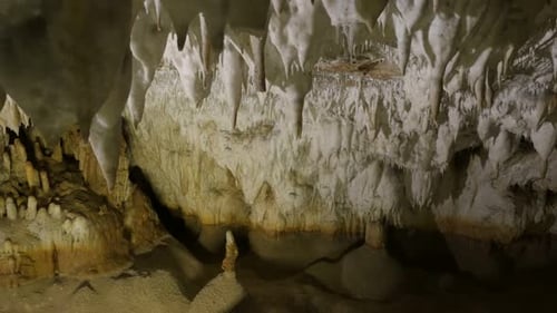 Höhlenformationen von Stalaktiten 3840X2160 UltraHD kippbare Aufnahmen - Natürliche Dekoration innen unter
