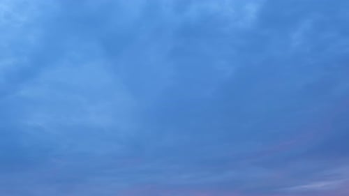 4K Zeitraffer von wunderschönem blauem Himmel mit Wolkenhintergrund, Blauer Himmel mit Wolken und Sonne.