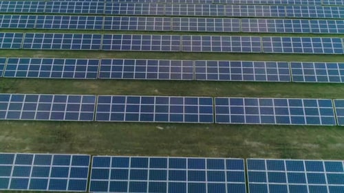 Luftaufnahme von oben auf große Sonnenkollektoren des Solarkraftwerks, die in Reihen stehen. Konzept der grünen erneuerbaren Energien