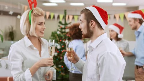 Dois jovens colegas bem-sucedidos comemorando brincadeiras, brindando por conquistas, festa de escritório em