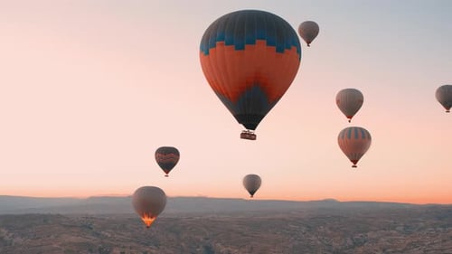 Los globos aerostáticos vuelan con el aire