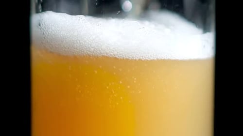 Slowmo serve uma bebida alcoólica refrescante e apetitosa em vidro, formando ondas extremas