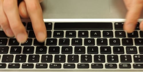 Zeitraffer beim Tippen auf Laptops