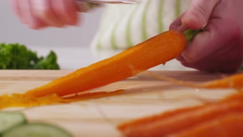 Pelar zanahorias, primer plano