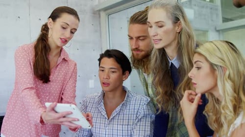 Kollegen diskutieren über digitales Tablet 4k