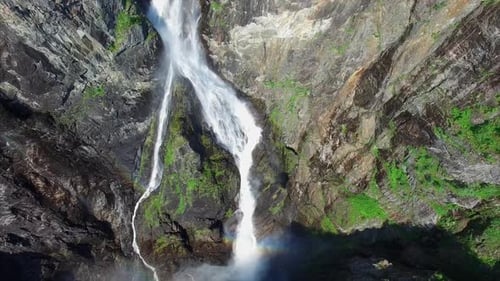 Wunderschöne Luftaufnahme des Voringfossen-Wasserfalls in Norwegen.