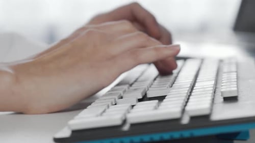Weibliche Hände tippen auf Computertastatur