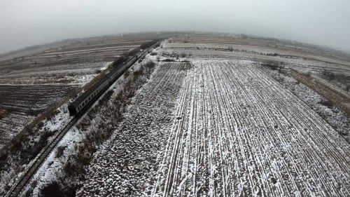 Seguindo o trem com o drone. Close-up do trem de envelhecimento