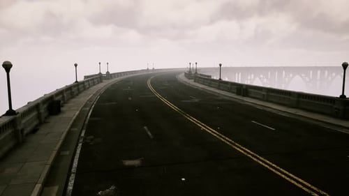 Ponte longa em Nevoeiro Nebuloso