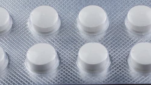 Nahaufnahme Pillen und Drogen. Arzneimittel, Pillen und Tabletten mit drehbaren Blisterpackungen.