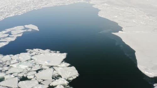 Vol lent d'un Drone au-dessus de la glace flottante dans un détroit au milieu de la glace solide