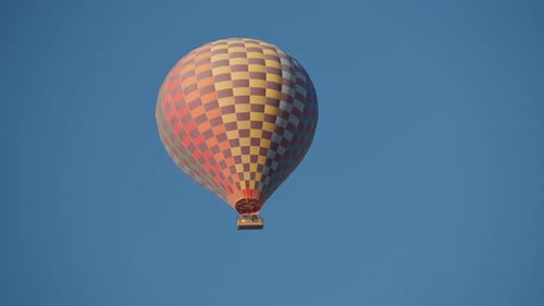 Riesige Heißluftballonfliege auf blauem Himmelshintergrund