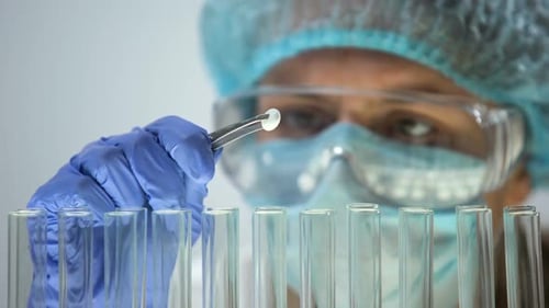 Chercheur tenant une tablette, effectuant un contrôle de la qualité des médicaments, efficacité