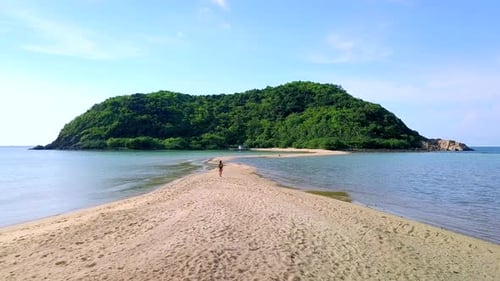Jovem mulher bonita em traje de banho preto andando sozinha em um banco de areia Tailândia
