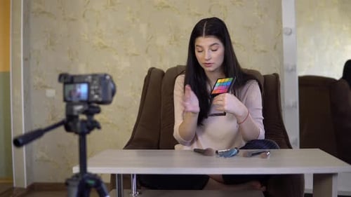 Atractiva bloguera que crea contenido para el canal de vlogs de Vídeo Vlogger