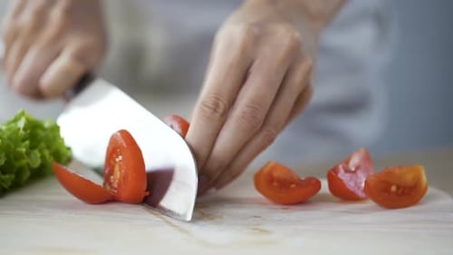 Hausfrau bereitet Zutaten zum Kochen zu Familienessen, Gesundes Essen