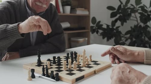 Hombres mayores jugando al ajedrez en un hogar de ancianos