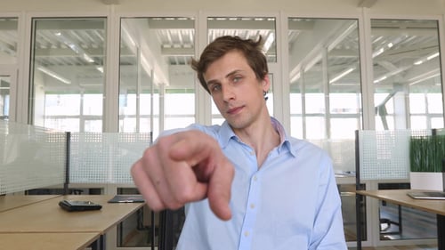 Hübscher junger Mann zeigt mit dem Finger auf dich