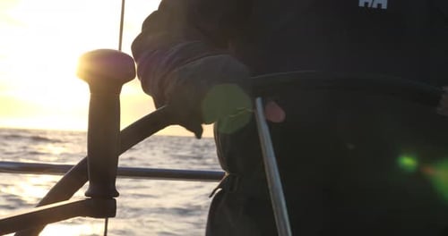 4K25 - Segeln bei Sonnenuntergang - Detail des Lenkrads