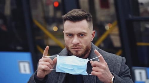 Homem durante a pandemia de covid19. Jovem em quarentena durante surto de coronavírus