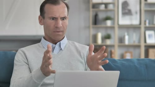 Un homme âgé frustré réagissant à la perte