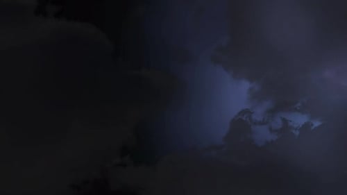 Himmel mit dunklen Wolken und Blitzen