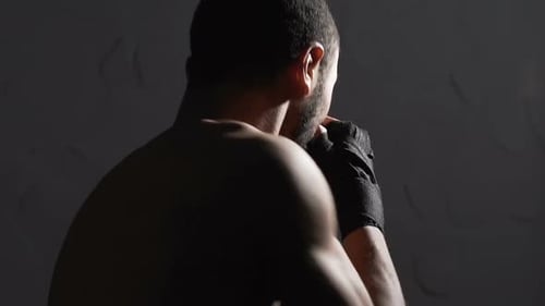 Kickboxer mit gemischtem Rennen beim Air Punching Training im Fitnessstudio, Rückansicht, Zeitlupe