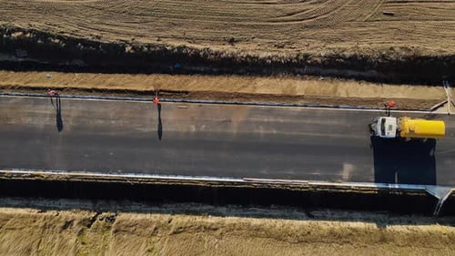 Bau einer Autobahn, einer Umgehungsstraße außerhalb der Stadt