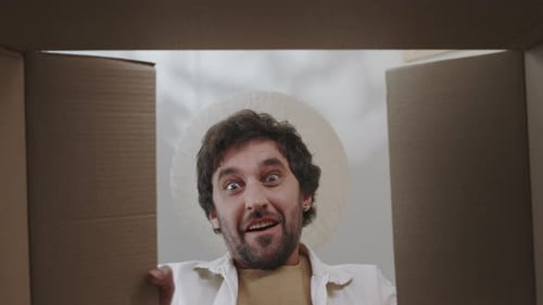 Männlicher Käufer fühlt sich glücklich beim Auspacken der Box