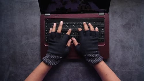 Un hacker vole des données d'un ordinateur portable de haut en bas