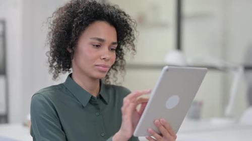 Afrikanerin benutzt Tablet