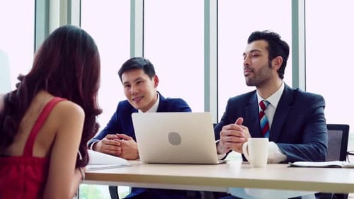 Un demandeur d'emploi lors d'un entretien d'embauche avec le responsable