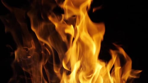 Bonefire, Feuerflammen im Lagerfeuer, Campingplatz im Masai Mara Park, Kenia, Zeitlupe