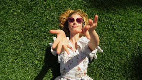 Model macht einen Handtanz