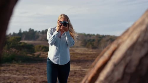 Fotógrafa feminina usando câmera Slr