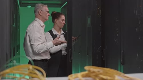 Manager, die über Server diskutieren