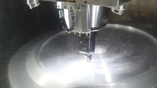 Präzisionsfräsen CNC-Werkzeugmaschine macht Teil.