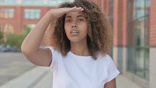 Femme africaine regardant autour de soi à la recherche