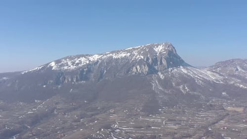 Au sommet de la montagne Stol sous la neige, images d'un Drone 4K