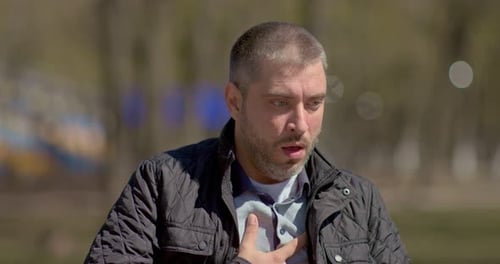 Portrait d'un homme infecté par un coronavirus, qui tousse dans la rue. Une personne est malade, une attaque de