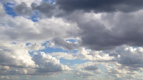 Dunkelgraue Wolken bewegender Himmel