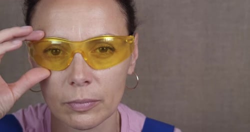 Mujer ingeniera en casa