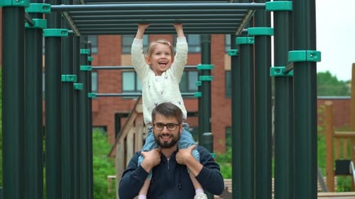 Padre e hija haciendo deporte en un campo deportivo al aire libre