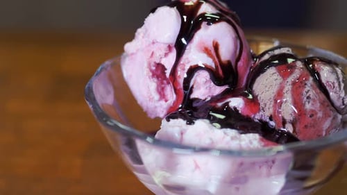 Eiscreme in Form von bunten Kugeln