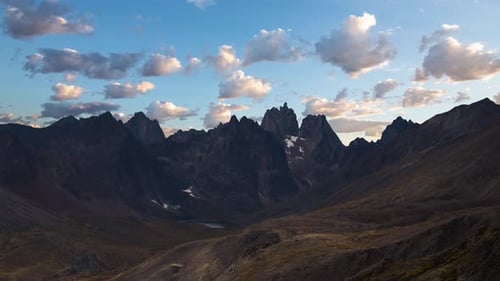Timelapse, bela vista de montanhas cênicas e paisagem ao pôr do sol