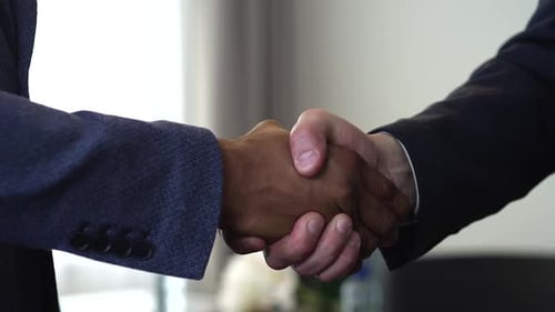 Handshake von zwei Geschäftsleuten - ist der Abschluss der Transaktion