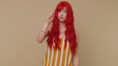 Mädchen lächelt aufgeregt und zeigt auf die Kamera und wählt den glücklichen Lotteriegewinner aus und zeigt