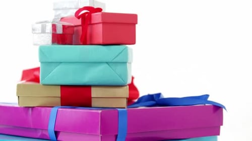 Stapel verpackter Geschenkboxen