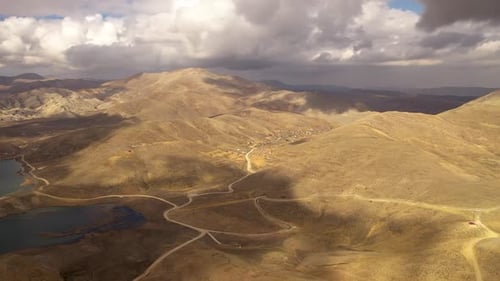Les massifs montagneux épiques des villes turques filmés sur un Drone