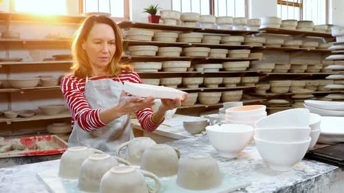 Produit artisanal pour femme potière vérifiant